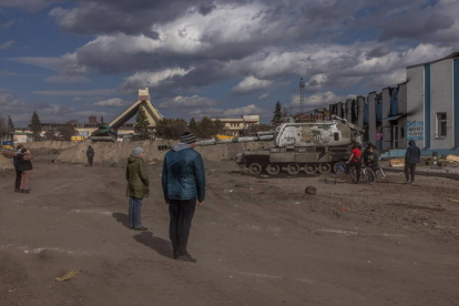Varias personas observan un tanque ruso destruido cerca de la estración de tren de Sumy region, Ucrania. ROMAN PILIPEY