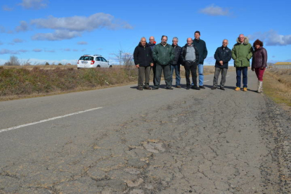 Los alcaldes de los pueblos afectados por la carretera Villadangos - Valcabado se reúnen en 2015 para protestar. MEDINA
