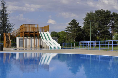 La piscina de Valencia de Don Juan, un recinto de 70.000 metros cuadrados de los cuales 3.440 son láminas acuáticas. DL