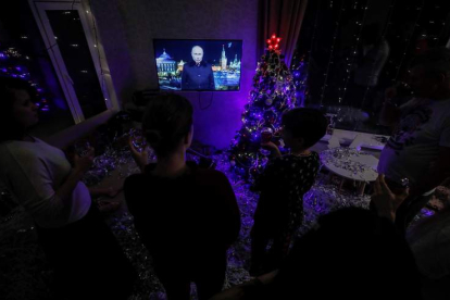 Una familia rusa ante el televisor para el mensaje de Vladimir Putin. SERGEI ILNITSKY