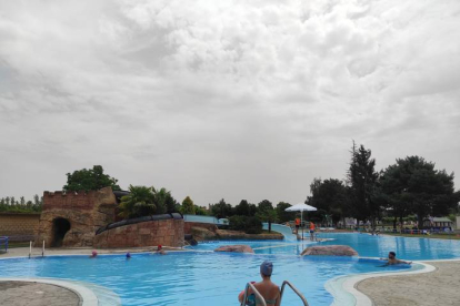 Las piscinas de Valencia de Don Juan ofrece descuentos para grupos de más de 25 personas. DL