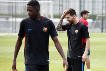 Dembélé, en primer término, y Messi en el entrenamiento de este jueves