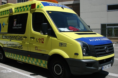 El personal sanitario atendió a los dos heridos, que fueron trasladados al Hospital de León. DL
