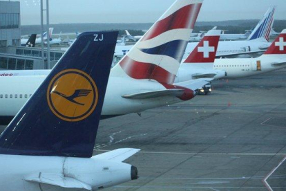 Un avión de Lufthansa (en primer término) y, a su lado, uno de British Airways.