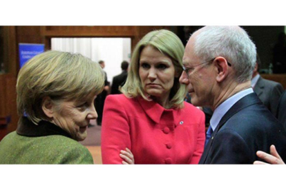 Merkel, la primera ministra de Dinamarca, Thornieng, y Herman Van Rompuy, en la cumbre de Bruselas.