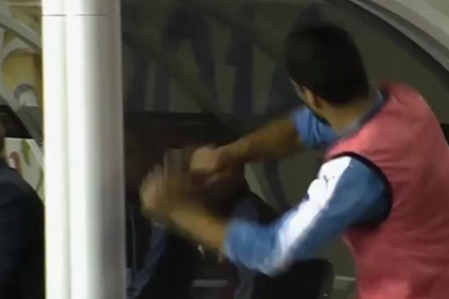 Enfado de Luis Suárez en el partido que enfrentó a Venezuela y Uruguay.
