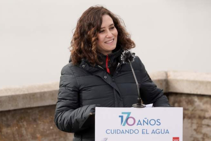 Díaz Ayuso ayer, mientras anuncia que en 2022 las tarifas del agua en Madrid seguirán congeladas por séptimo año consecutivo. CAM