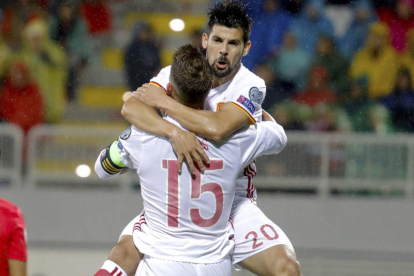 El delantero de la selección española Nolito celebra su gol, segundo de la Roja frente a Albania, con su compañero Sergio Ramos. JUANJO MARTIN