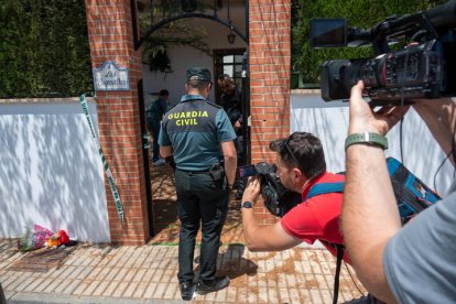 Agentes de la Guardia Civil entran en el chalé de Las Gabias (Granada) donde este sábado se perpetró el triple crimen. MIGUEL ÁNGEL MOLINA