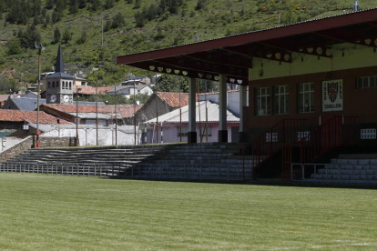 Las gradas del campo de fútbol formarán parte del área de autocaravanas y también se instalará un rocódromo. JESÚS F. SALVADORES