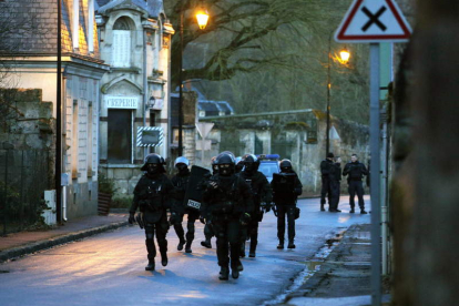 Despliegue de la policía francesa en busca de los dos supuestos terroristas.