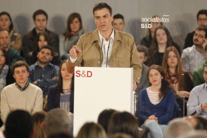 El secretario general del PSOE, Pedro Sánchez, durante su intervención en la clausura hoy de una conferencia sobre el mundo rural y los pequeños municipios en Puebla de Sanabria.