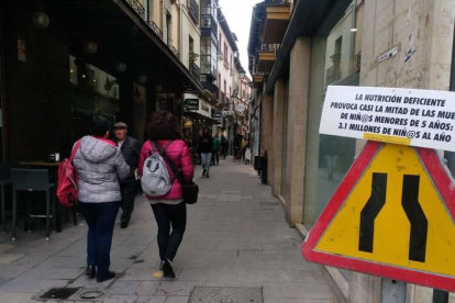 Una de las señales que alertan sobre las causas de la pobreza colocadas en el centro de León. DL