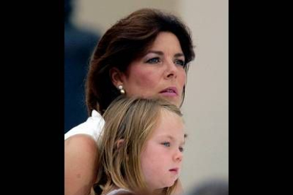 Carolina mantuvo a su hija pequeña en el colo mientras se sucedían los discursos.