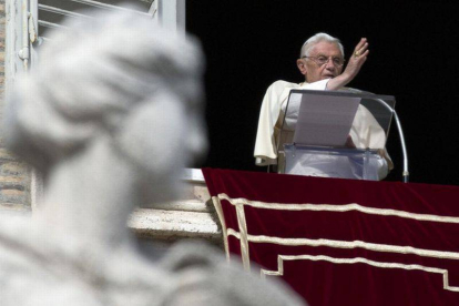 El papa Benedicto XVI durante su discurso del Angelus esta mañana en la plaza San Pedro del Vaticano.