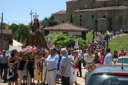 Imagen de la procesión en honor a La Peregrina, ayer en Sahagún . JOSÉ LUIS LUNA
