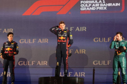 Fernando Alonso, a la izquierda en el tercer peldaño del podio del Gran Premio de Baréin. HAIDER