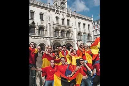 El encuentro se disputa en la capital portuguesa y desde primeras horas la marea roja ha inundado las calles de Lisboa y se ha retratado delante de los principales monumentos.