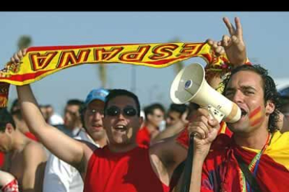 ...y a voz en grito en la calle. La megoafonía se quedó corta para escuchar los gritos de la afición roja, y eso que en estas imágenes, el encuentro aún no había comenzado.