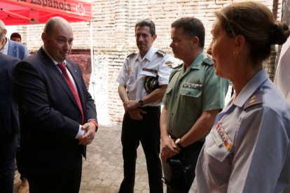 Daniel Hernández conversa con militares tras la toma de posesión en Cruz Roja. FERNANDO OTERO