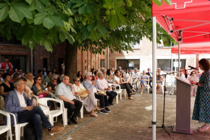 Público asistente a la toma de posesión de los presidentes comarcales de Cruz Roja. FERNANDO OTERO