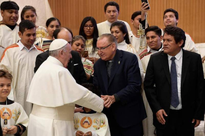 El papa Francisco saluda a Nicolás Castellanos. L’OBSERVATORE ROMANO