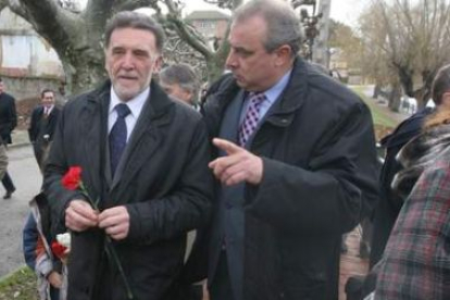 Miguel Alejo, con Pepe Giménez, paseando ayer por las calles de Cacabelos