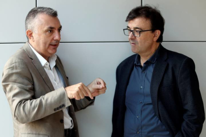Los escritores Manuel Vilas y Javier Cercas, finalista y ganador del Premio Planeta. TONI ALBIR