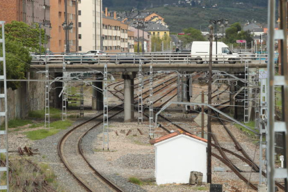 Vista de archivo de la playa de vías de la estación de Renfe de Ponferrada. L. DE LA MATA