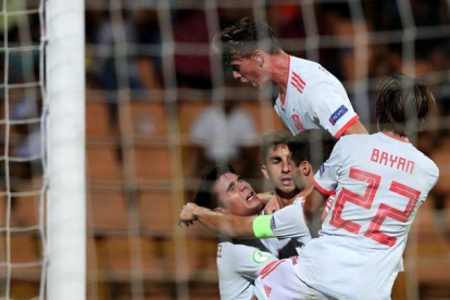Los jugadores de España sub-19 celebran uno de los goles ante Portugal en la final del Europeo de la categoría.