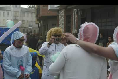 Fotos y más fotos para recordar el gracioso aspecto que muchos vecinos lucieron en el desfile