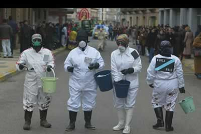 La tragedia del Prestige tuvo su particular homenaje en el carnaval bañezano