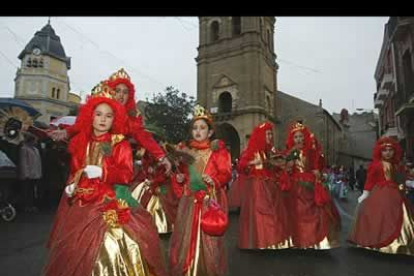 Los bañezanos no escatiman en gastos a la hora de celebrar el carnaval. En la imagen uno de los grupos que lució un disfraz más elaborado