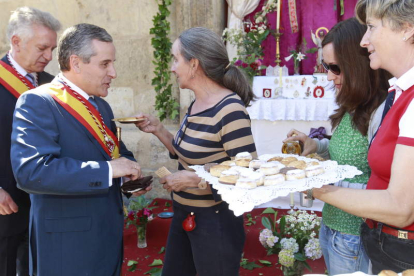 Gutiérrez junto a las mujeres de Tenada, que pedían «una perra para San Juan».