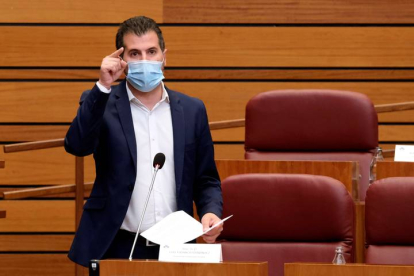 - El portavoz del PSOE,Luis Tudanca, durante su intervención en el pleno de las Cortes. ECOGEO