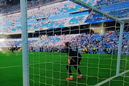 Fran González calienta ayer en el Santiago Bernabéu antes del partido Real Madrid-Athletic Club. DL