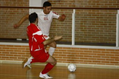 Omar, de blanco, volverá a aportar solidez defensiva al Puertas Deyma ante el equipo coruñés