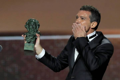 El actor Antonio Banderas recibe el Goya al mejor actor protagonista por su trabajo en Dolor y Gloria en 2020. CHEMA MOYA