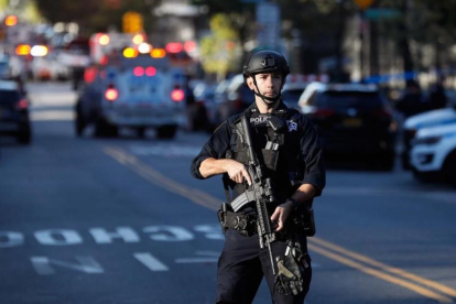La policía bloquea una calle tras el tiroteo en Nueva York.