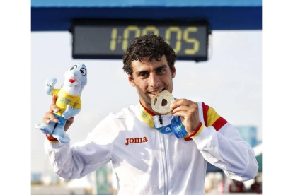 Viñuela muerde la medalla de oro conseguida en Doha. FCYL TRIATLON