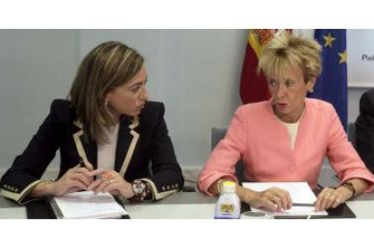 María Teresa Fernández de la Vega (d), junto a Carme Chacón (i), en la reunión de hoy en Moncloa