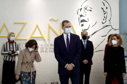 El rey Felipe VI (3d) inaugura la exposición dedicada al que fuera presidente de la II República Manuel Azaña en la Biblioteca Nacional de España (BNE) en Madrid. MARISCAL