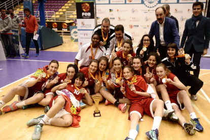 La selección de Castilla y León de baloncesto femenino cadete posa con la medalla de oro y el trofeo de campeón conquistado.