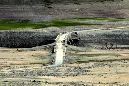 La sequía ha dejado al descubierto el puente de Pedrosa del Rey, en el pantano de Riaño | Norberto