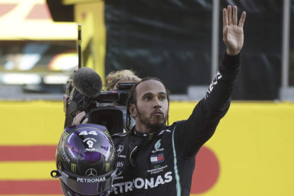 Lewis Hamilton saluda tras sumar una nueva victoria. LUCA BRUNO