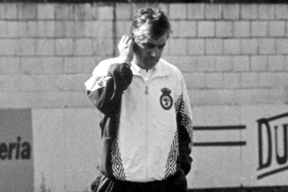El exjugador blaugrana Manolo Tomé entrenó a la Cultural. NORBERTO