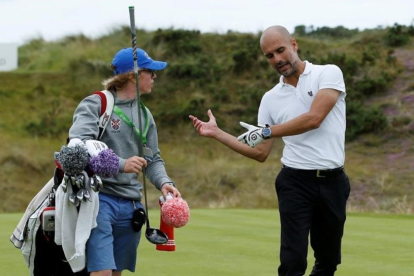 El entrenador del Machester City viajó el martes a Irlanda para disputar un torneo pro-am de golf.