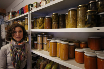 María Cornejo, en la despensa en la que conserva todos los productos naturales. JESÚS F. SALVADORES