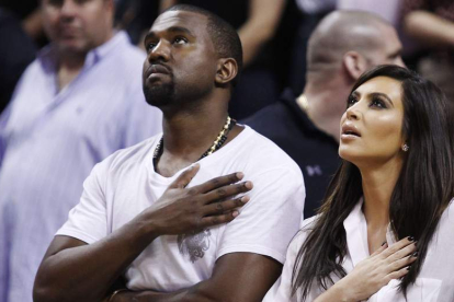 West y Kim Kardashian en un partido de baloncesto. ANDREW INNERARITY