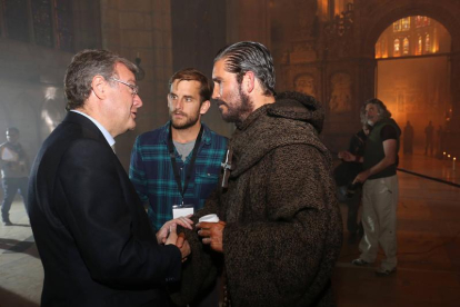 El actor estadounidense Jim Caviezel con el alcalde de León esta mañana, en la Catedral.